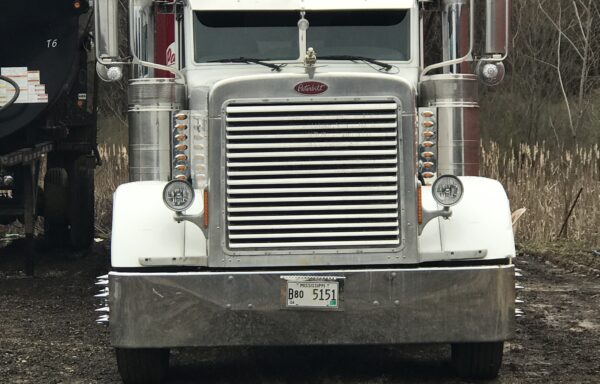 2005 White Peterbilt 379 exhd w/ CAT c15 $140,000